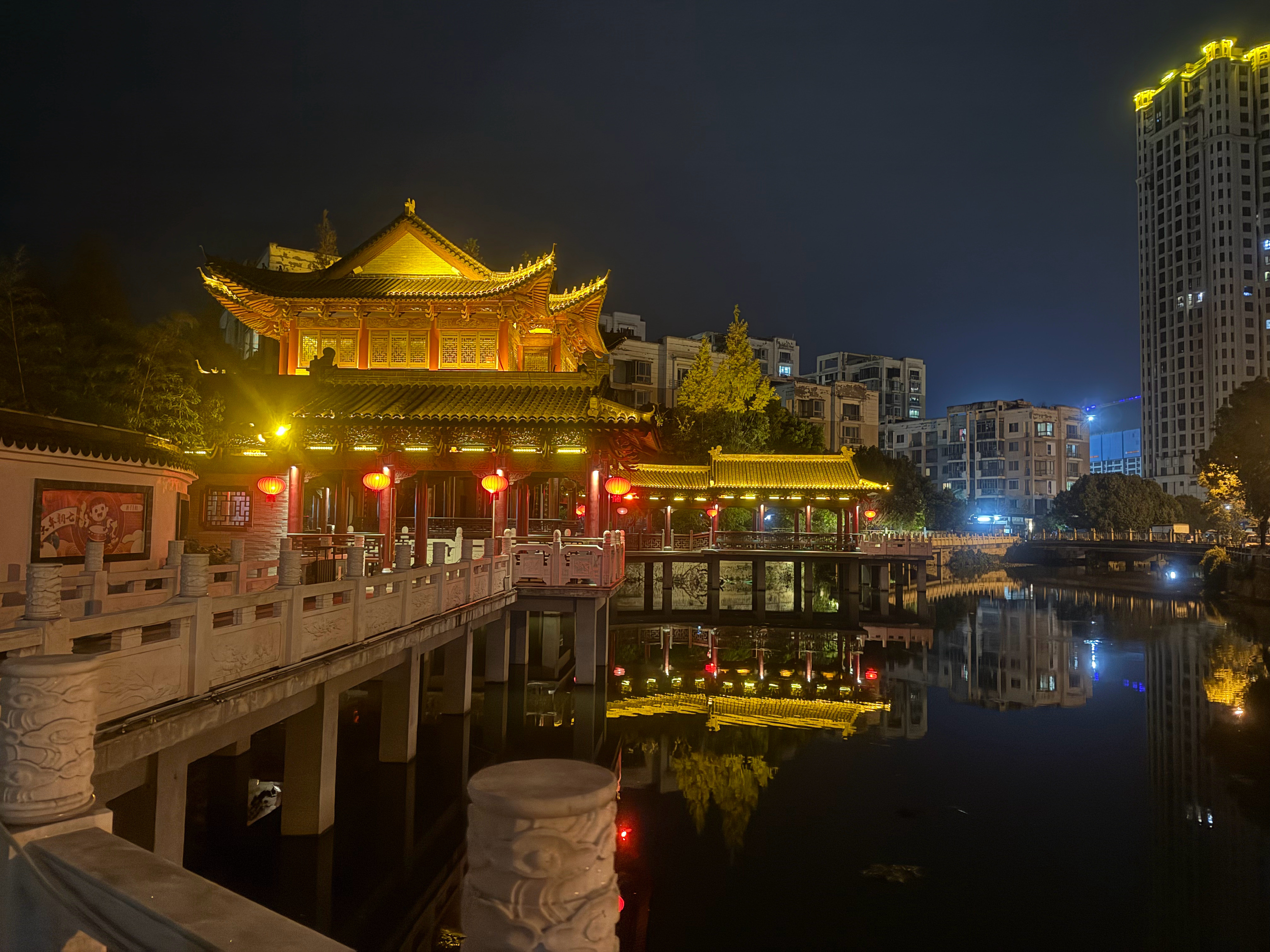 超级月亮今晚散步拍到的超级月亮！狠美！​​​