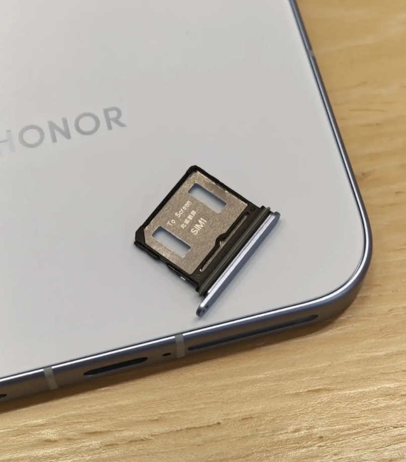 “荣耀500如果不怕被人骂手机厚，没准10000mAh电池已经安排上了”别看是