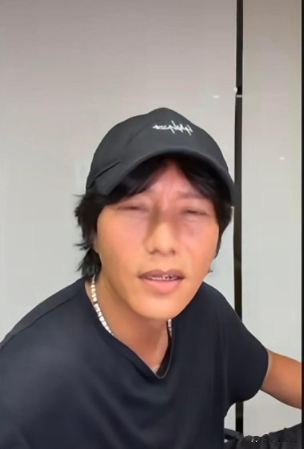 50岁的陈坤难得开直播露面，直播里说自己生病了。人瘦了十几斤，但是脸肿得厉害，两