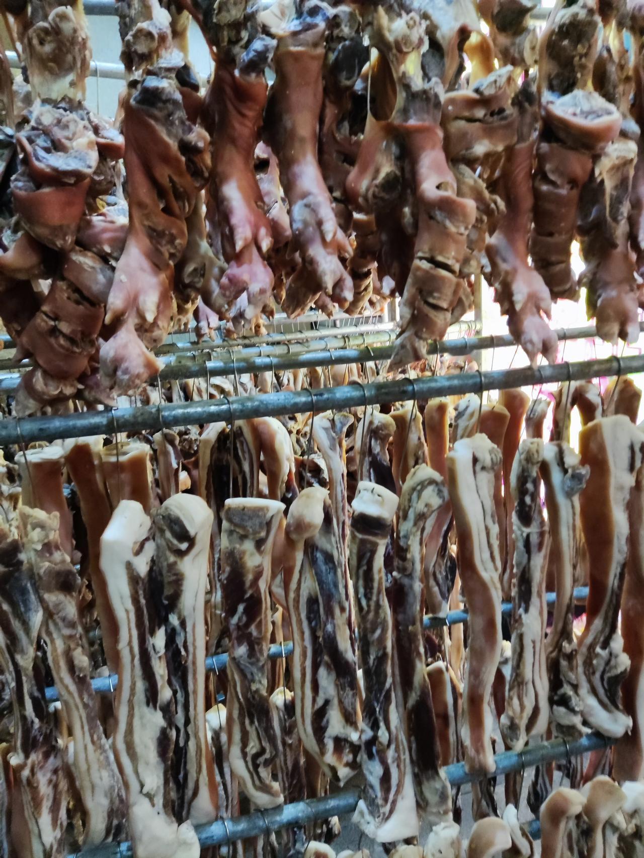 哦豁！简直壮观得惊掉下巴呐！晒了这么多咸猪肉、咸猪脚，这家里有矿富得流油吧！这是