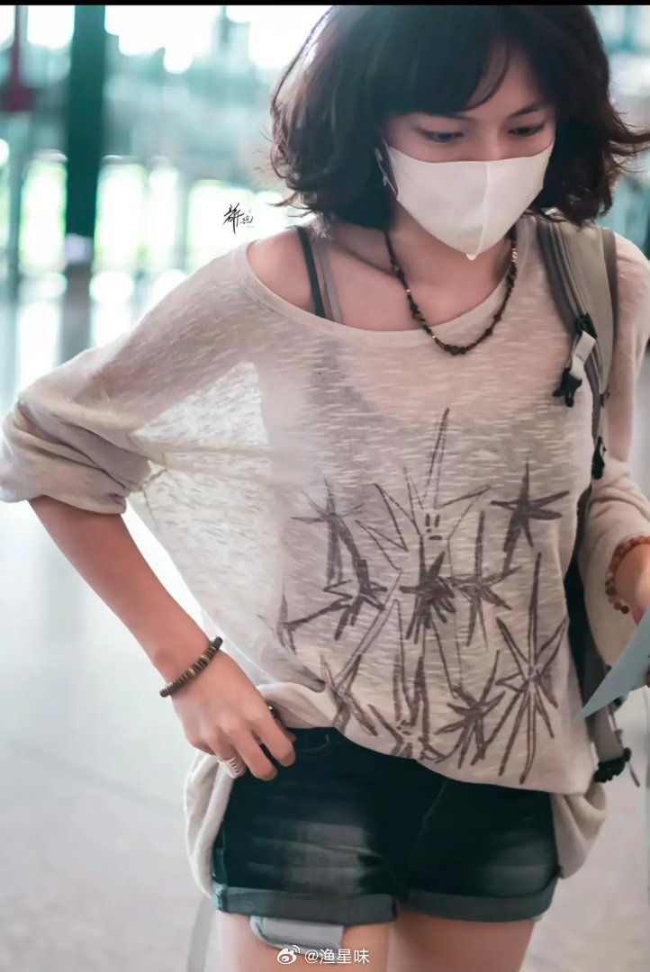 放一张小老淇的美貌罩衫我非常喜欢文淇这一身