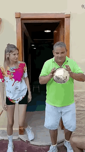 爸爸：这是亲生的女儿，我要忍住。