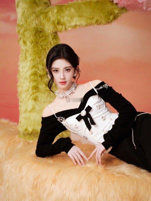 鞠婧祎一整个温婉住了连续两天的颜值输出太让人满足，小鞠今晚的直播造型直接美到心