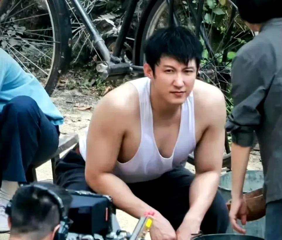 #夏日生活打卡季#啊啊啊黄景瑜这组站姐图我直接疯狂尖叫这肌肉线条、这荷尔蒙感