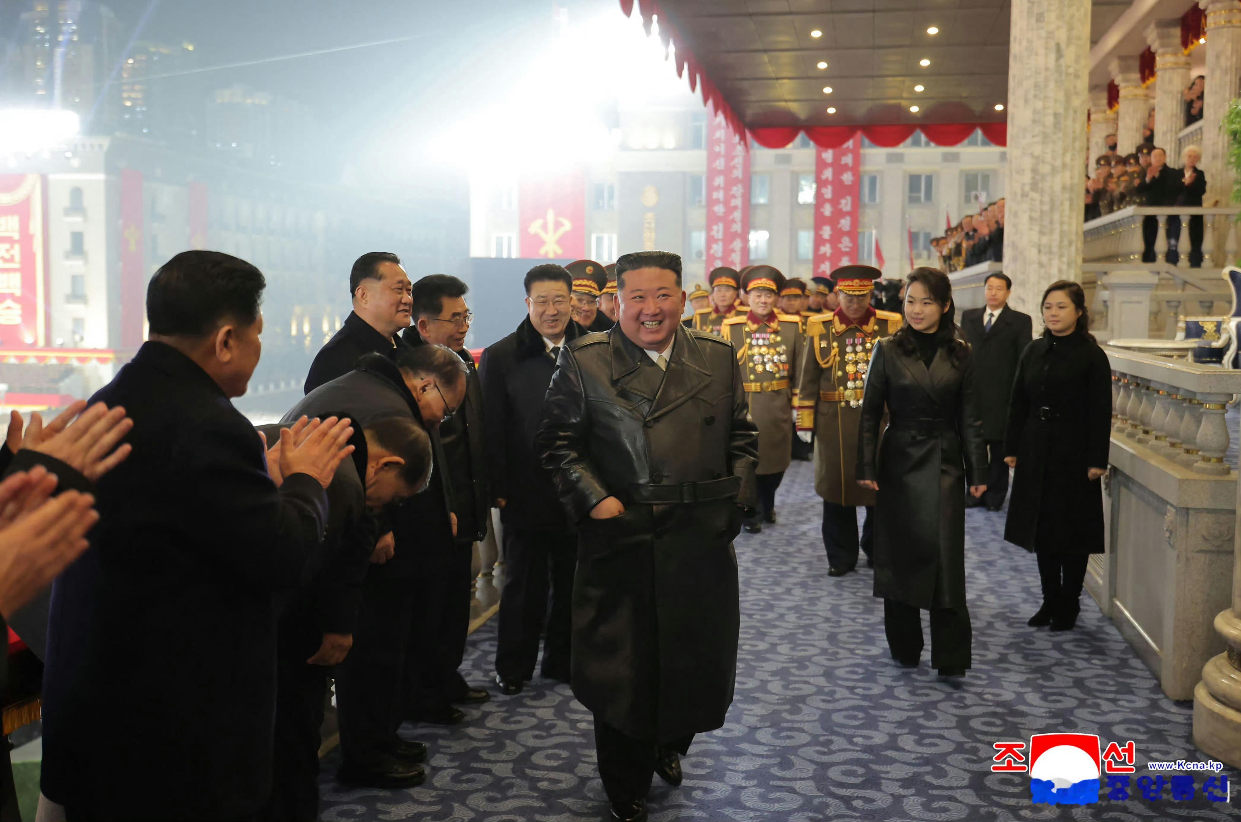 朝鲜庆祝九大的夜间阅兵，一家三口出席。