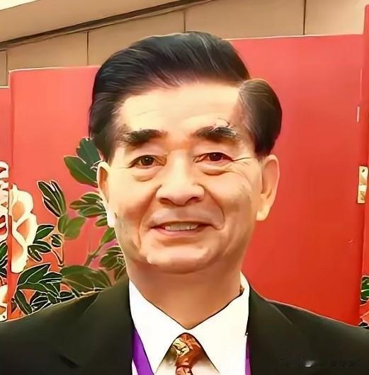 你敢信吗？一个被美国安插在中国潜伏了多年的间谍头子，居然是个天天笑眯眯、热心肠到