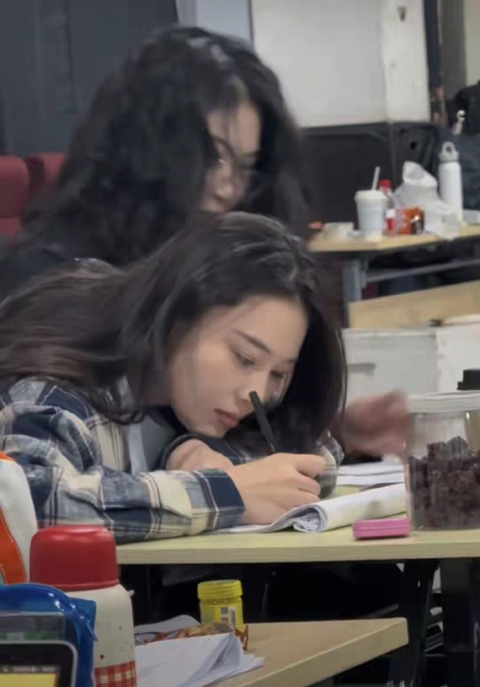 张馨予晒上课视频，淡颜出镜美感绝了！五官清纯好似大学校花级别​​​