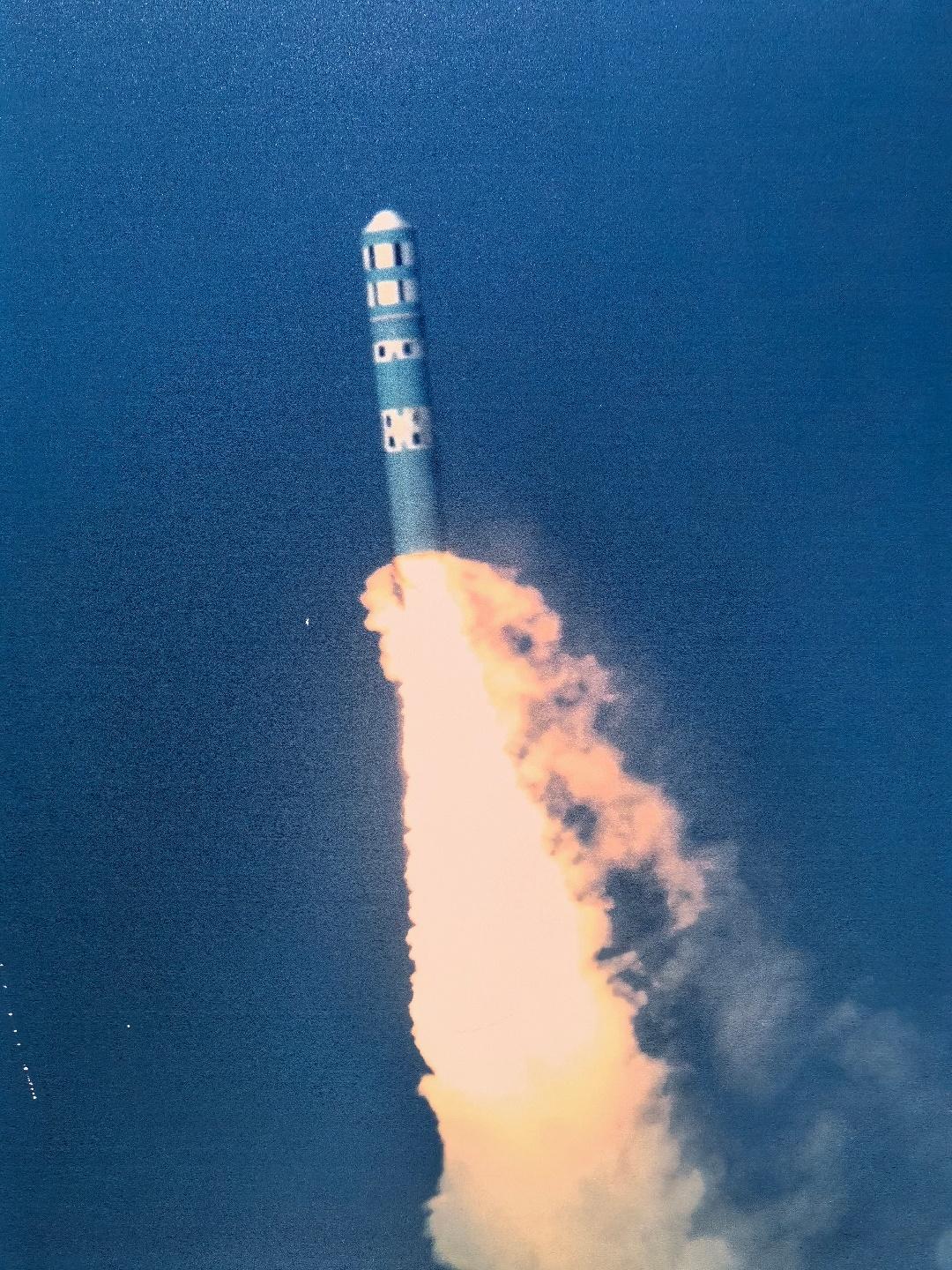 潜射战略导弹实弹发射照片，导弹刚从海面下穿出来，顶部的外壳还没有抛弃。大家可以和
