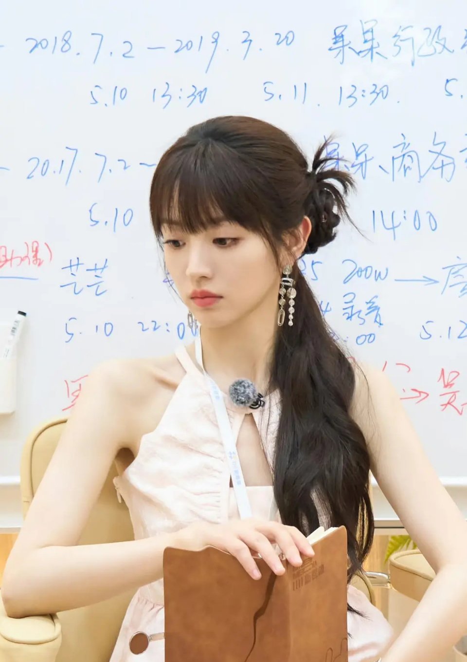 都很瘦不过赵露思这个好奇怪啊，田曦薇的很美丽了