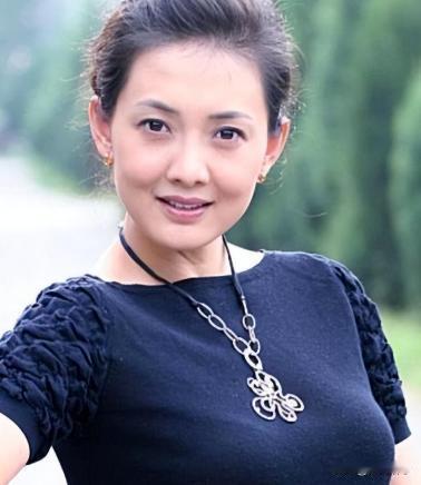 2007年，牛莉生下一女，在一次吵架的过程中，她怒气冲冲地问老公刘亚东：“你比我