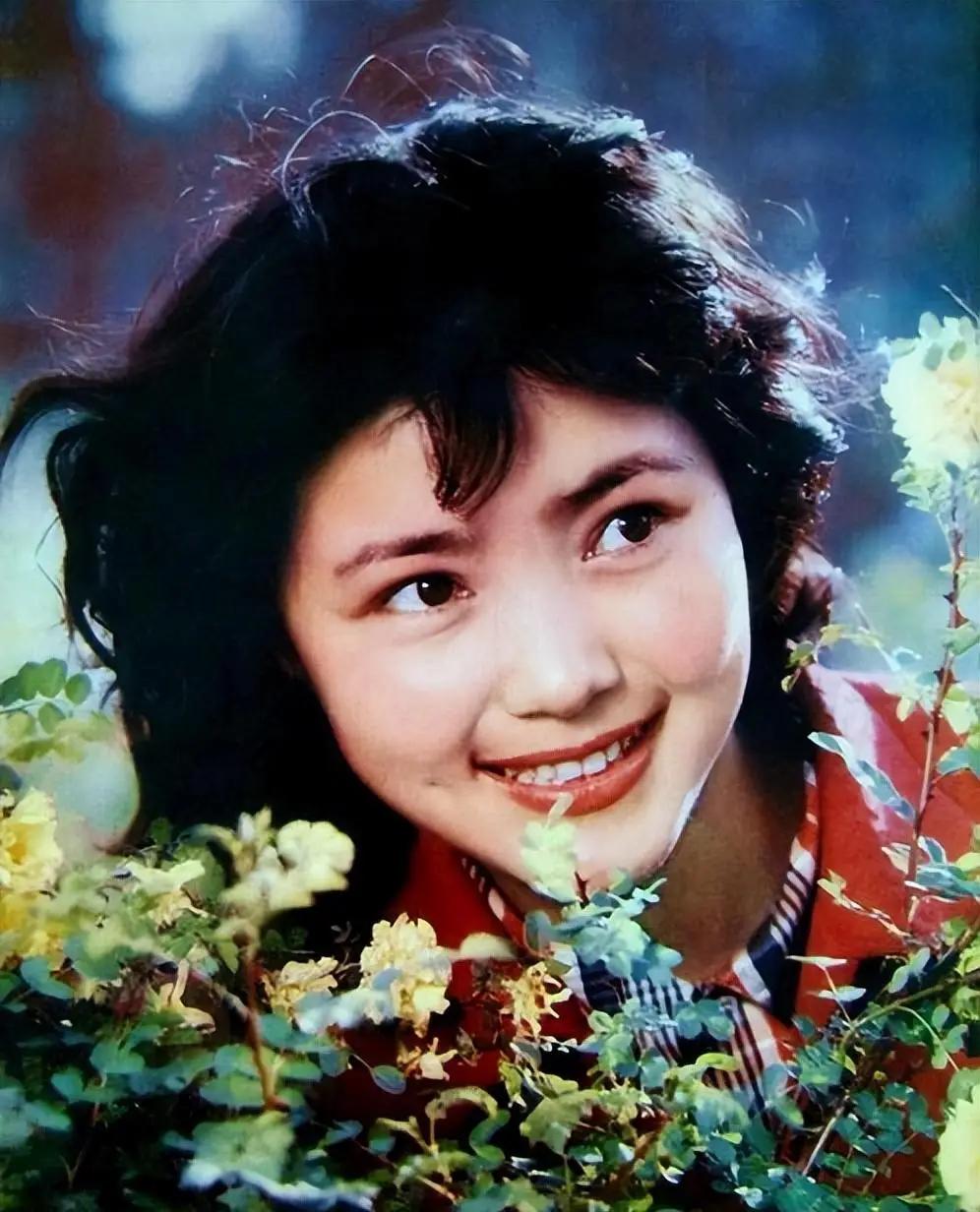 1984年，正值事业巅峰的姜黎黎突然查出恶性肿瘤，深知病情凶险的她，含泪向丈夫汪