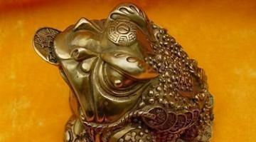 1970年1月，两个盗墓贼在江苏徐州偷盗了一座古墓，得手后却不小心丢了一个金蟾蜍