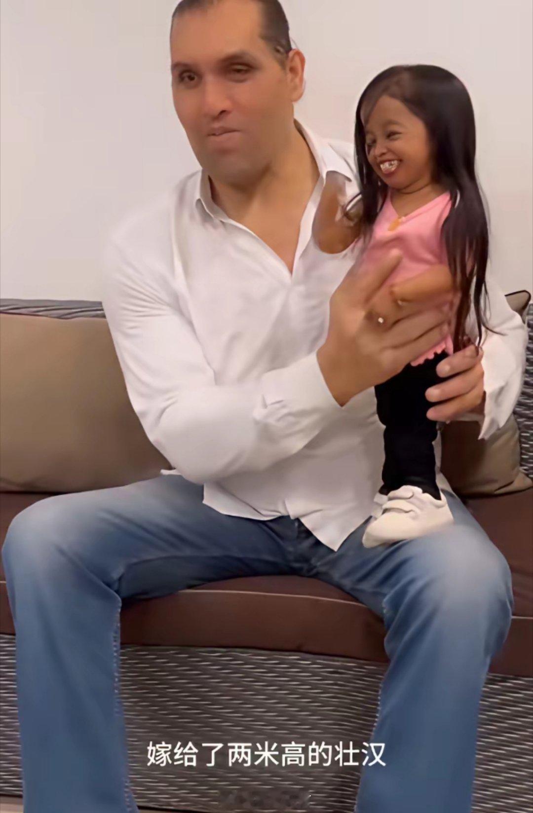 印度这位“顶级矮女人，60厘米的她，嫁给了两米高的他，还怀孕了。站一起像拿错剧本