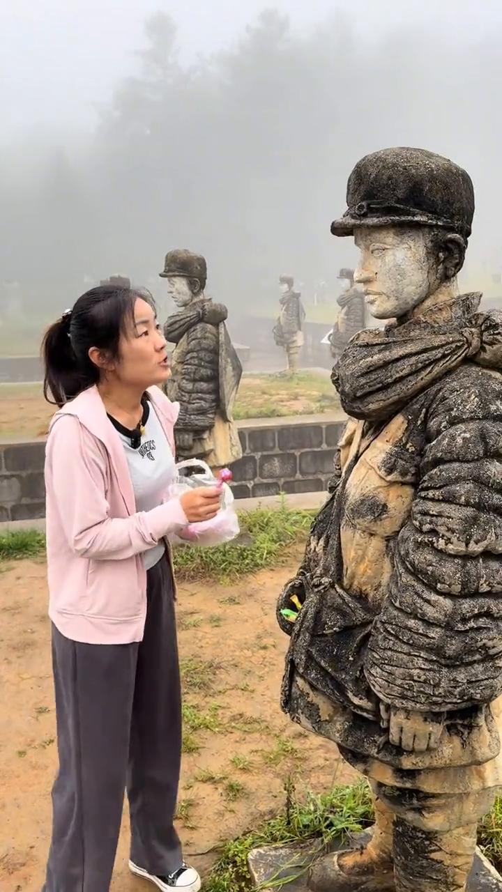 我身后的这些娃娃兵们再也没法长大了，他们牺牲时年纪最大的不过15岁，最小的也才9