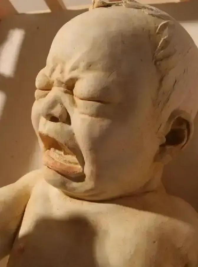 清华美院门口那个蜷成一团的小雕塑被拍上网，有人直接喊它死婴，还骂学校侮辱传统。