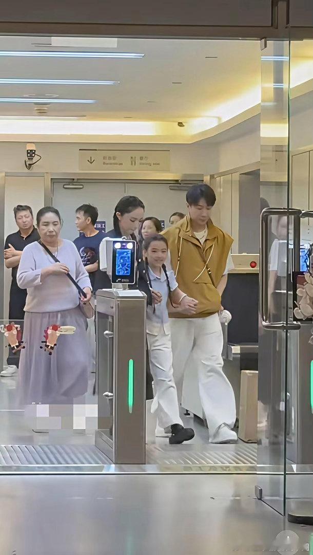 董璇与二婚老公张维伊及女儿小酒窝，一家三口回家，看起来好幸福温馨！