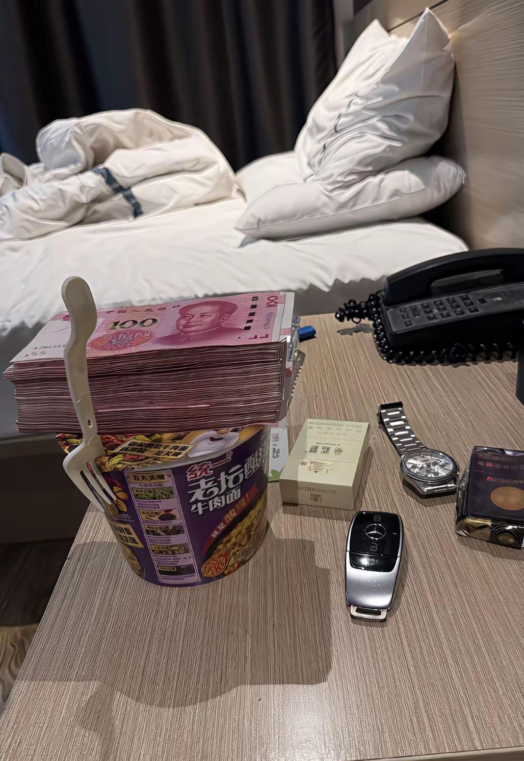 该吃吃该花花钱要用在刀刃上！住城市便捷吃泡面丝毫不影响大哥订8888套餐包厢[捂