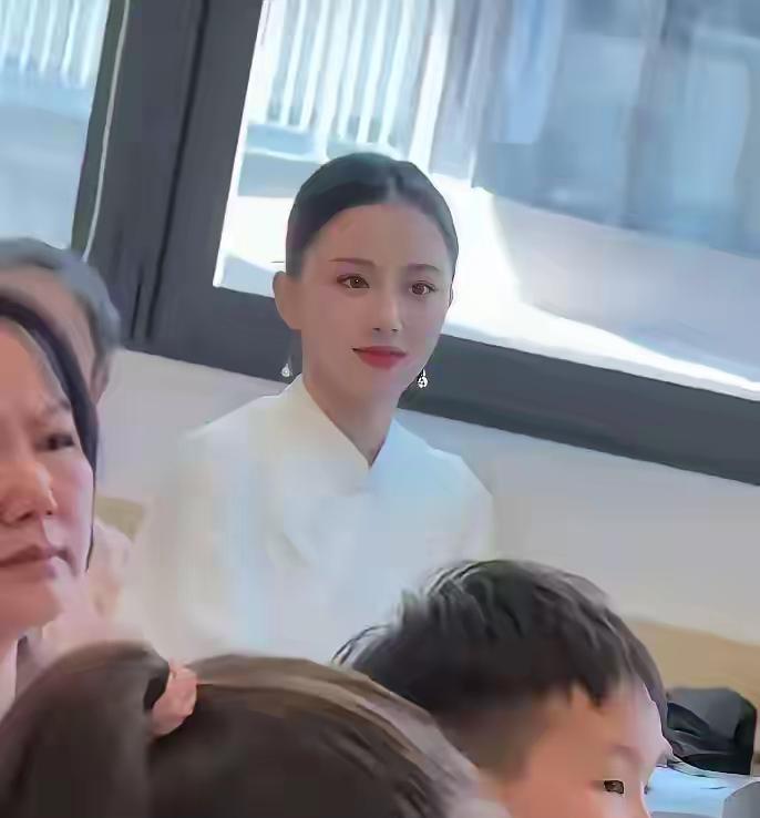 这个世界疯癫了吧，什么时候变得优秀都有罪了，居然喷这位开家长会的妈妈过度打扮