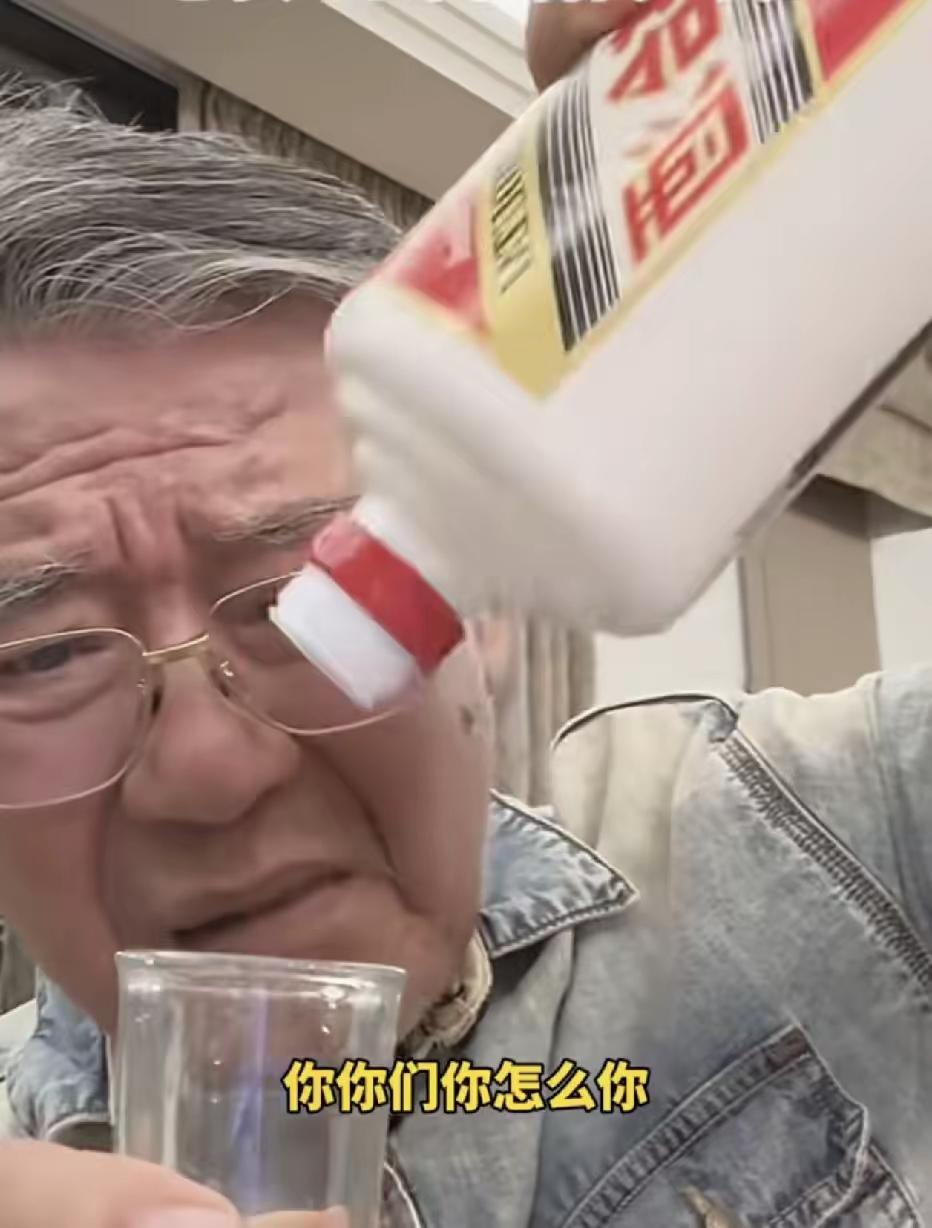 著名演员李立群含泪发视频，表示家被儿子给抄，82年百万级珍藏茅台被儿子喝精光，半