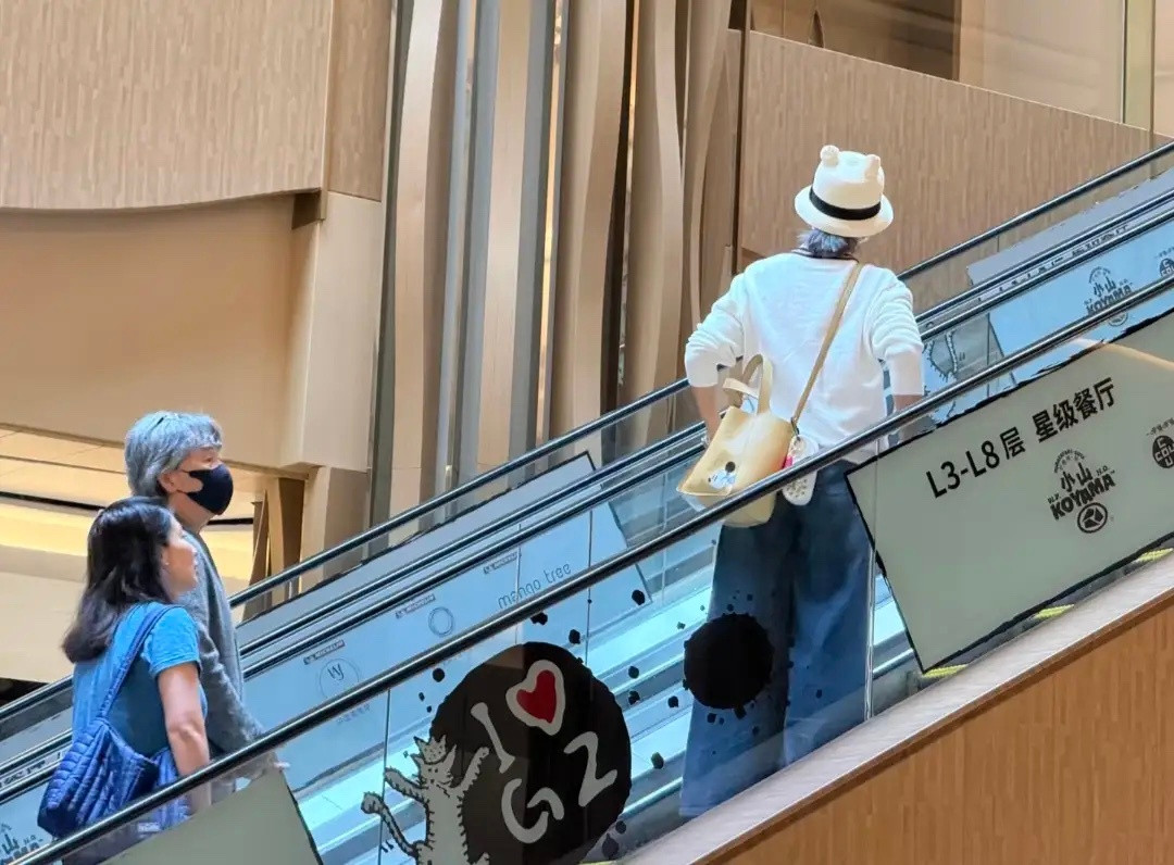 79岁林子祥和老婆叶蒨文在广州被偶遇，夫妻俩现实中打扮低调朴素，两个人都已经白发