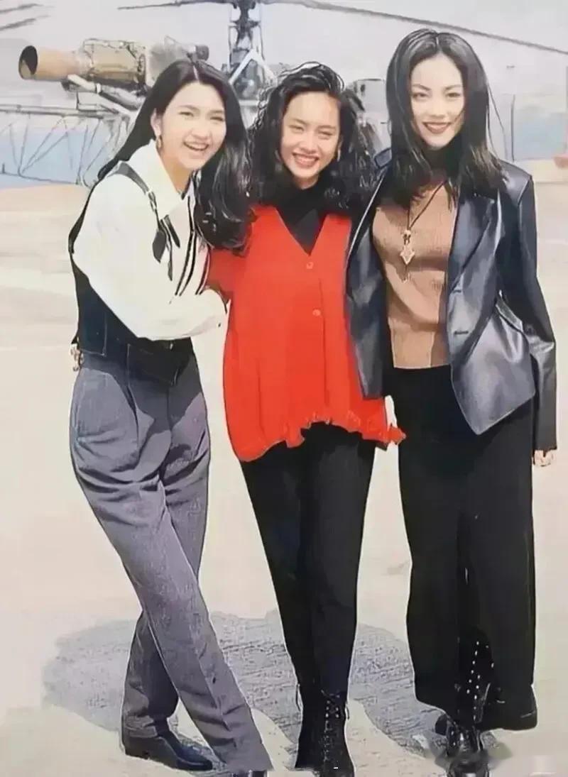 这张照片中的王菲太牛了，妥妥的天后风采，这张照片把她的气质体现的淋漓尽致，美貌程