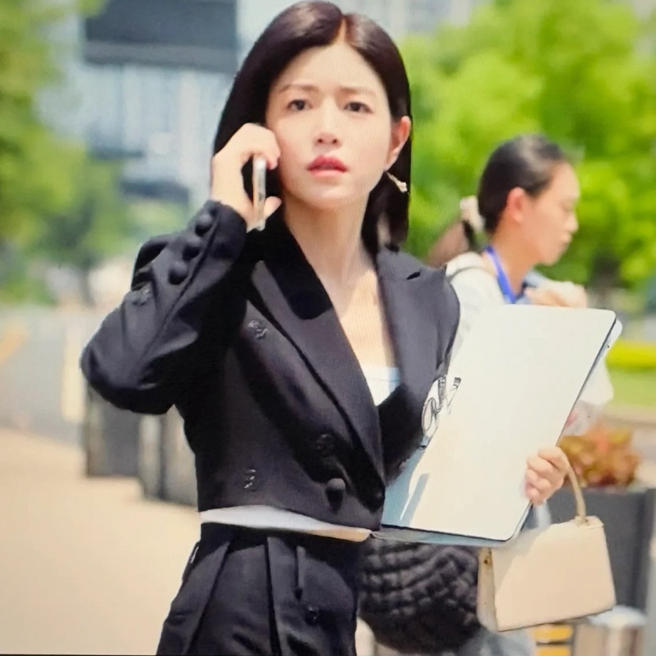 天哪，这竟然是女明星的腰这也太细了吧，腰细有小肚子这才是正常人的身材真的好美呀，