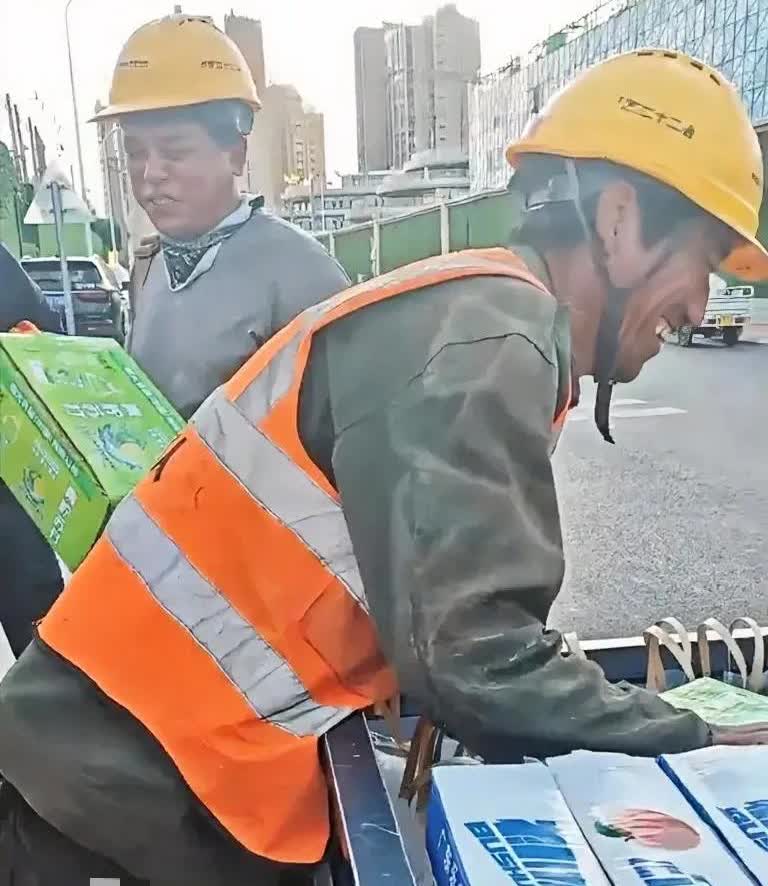 四五个工人刚从工地出来，一女子就拦住了他们，说给他们发个红包，让其帮忙把面前电三