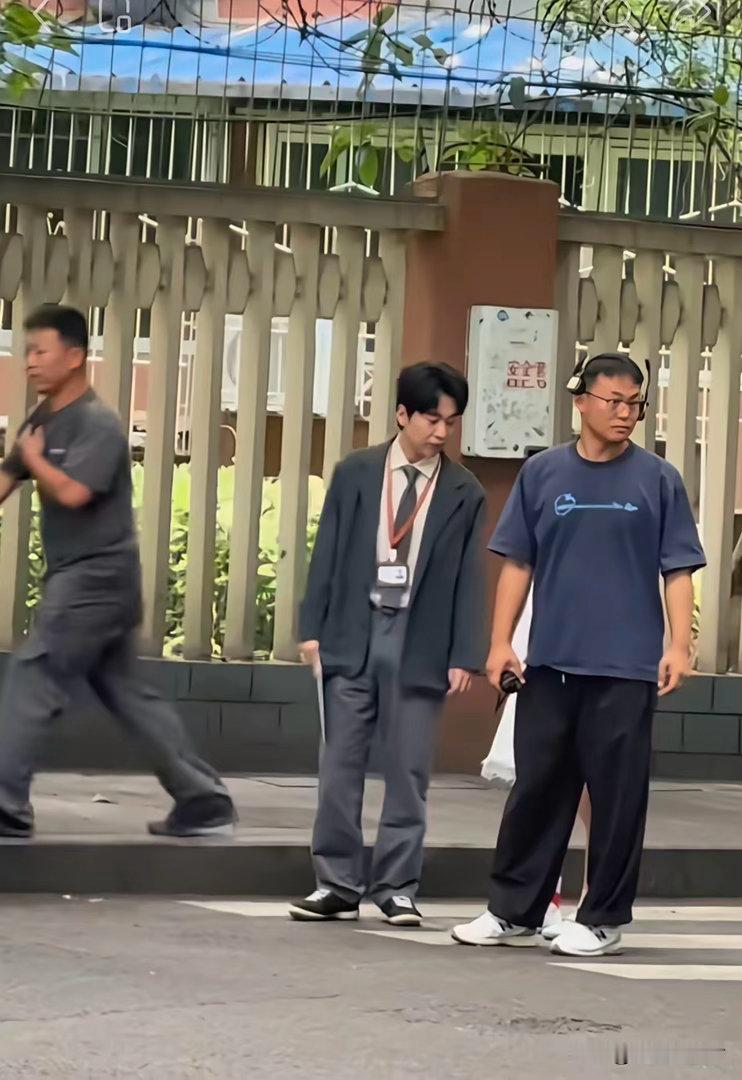 成都偶遇郭麒麟拍戏，看样子162左右，真的不高普通的不能再普通的一个人了。有个有