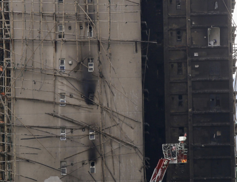 【#涉香港大埔火灾27岁内地女子被拘#】香港大埔宏福苑重大火灾持续引发关注。1