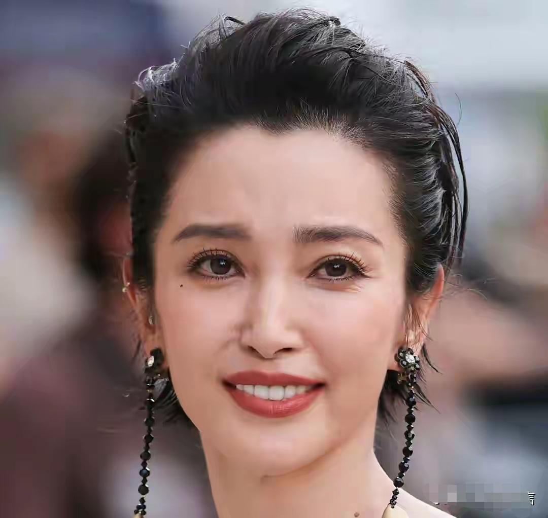 李冰冰离开滤镜美颜和精修，感觉鼻子都成踏鼻子了。而且，面部表情有点苦兮兮的，反正