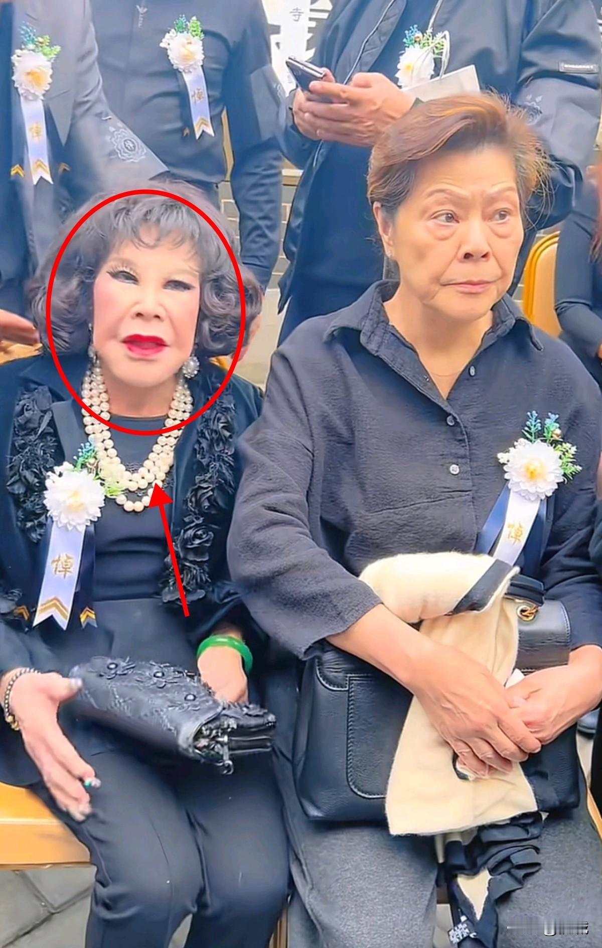 梁小龙追悼会最意外一幕！92岁黄夏蕙冒雨赶来，这50年情分藏不住了？谁能想