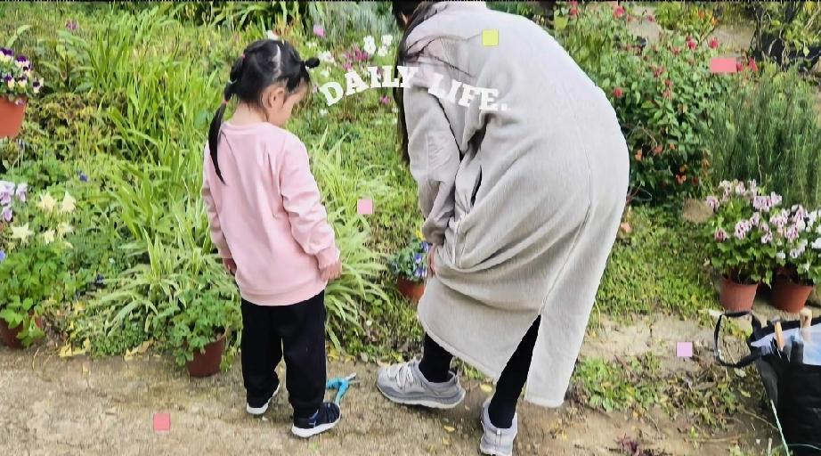 郭碧婷将儿子向笙当女儿养，三岁的向笙留着长头发，身上穿的衣服明显也有些大了，应该