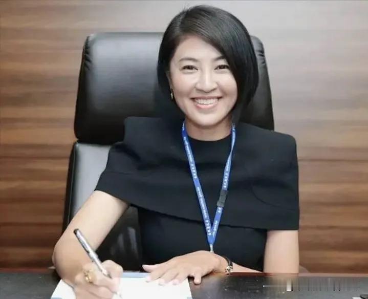 你知道这位美少妇是谁吗？她就是台湾南投县县长许淑华。她50周岁，中国国民党党藉。