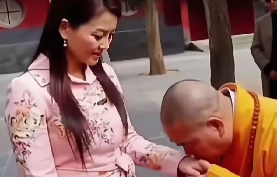 少林寺主持花和尚释永信色迷迷的亲吻李湘，并接受湖南卫视一姐李湘采访整个采访过