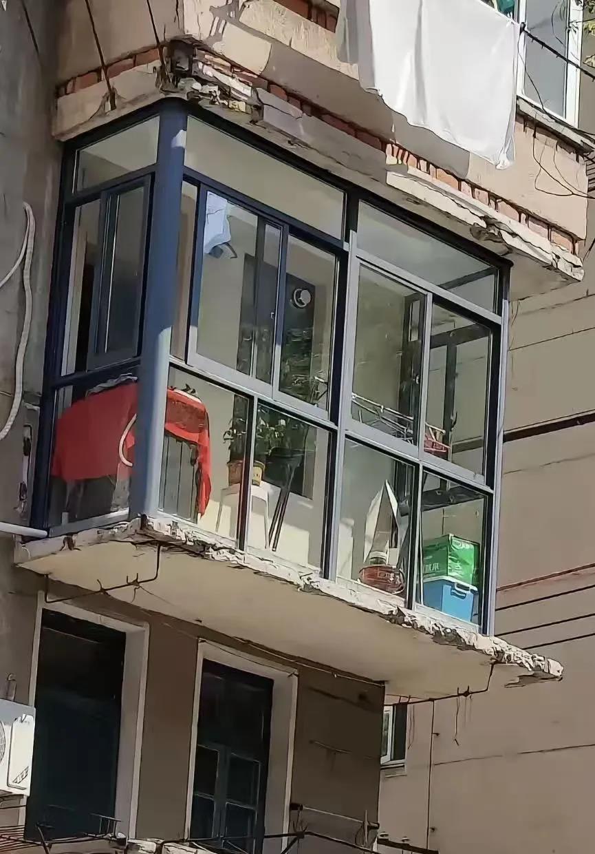 这样的阳台还敢站人？