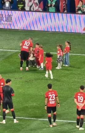 这才是足球该给球迷带来的最大快乐成都蓉城在自己的主场，2-1拿下云南玉昆后，