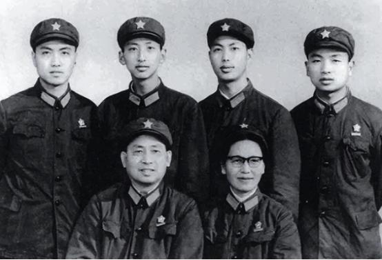 1944年，开国上将李天佑见女友家长，不料看到岳父，他才发现是熟人，不由得感叹说