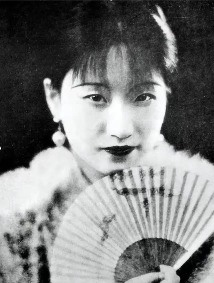 1922年，陆小曼身体不适，王赓却坚持要行房事，遭到拒绝后，俩人发生了争