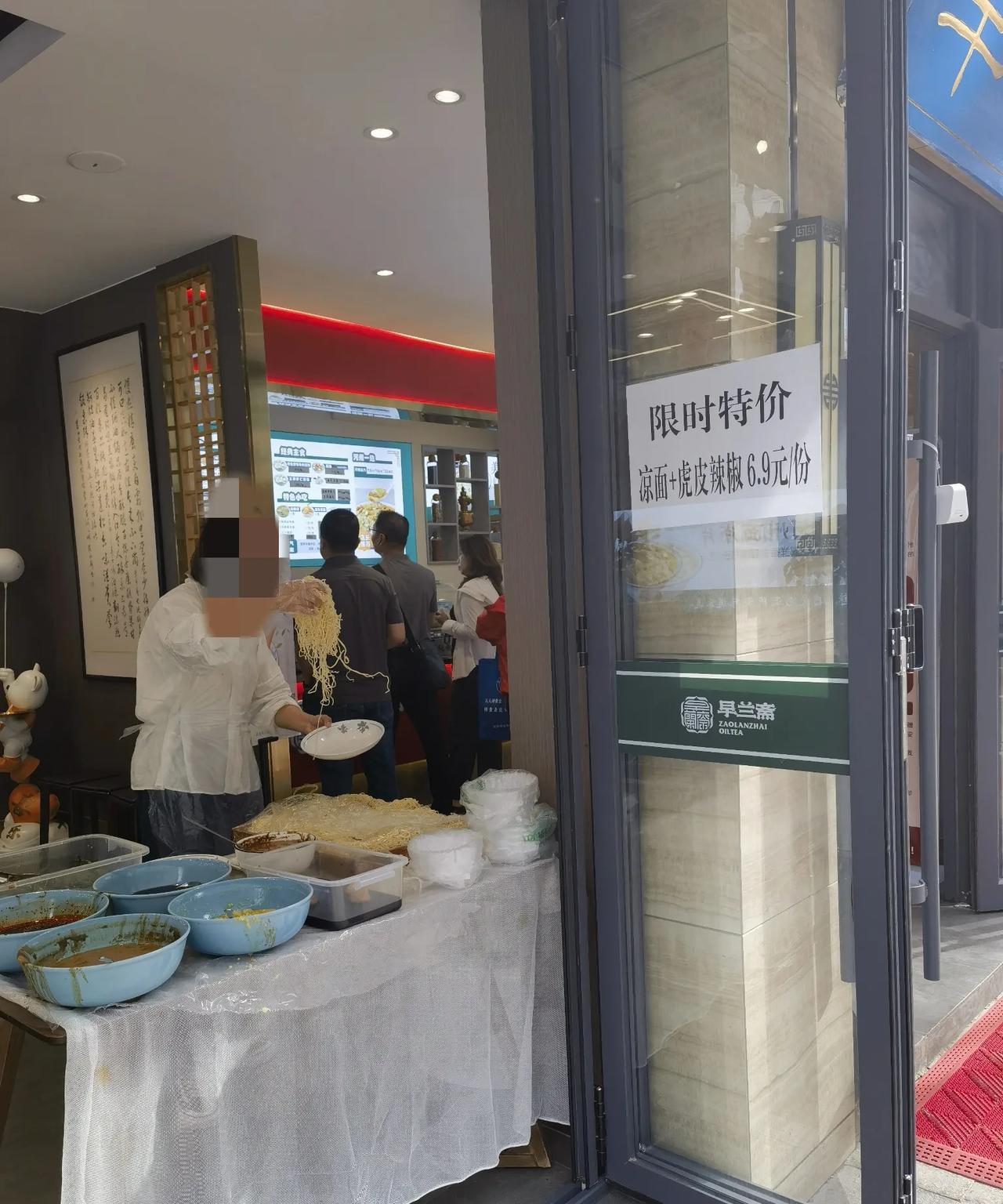 你会选择降价的牛肉面吗？暑期临近，旅游旺季到来，兰州牛肉面战火逐渐激烈！刚刚路过