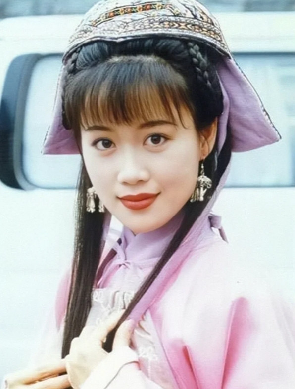 <em>梁小冰</em>：演艺之路的璀璨星光