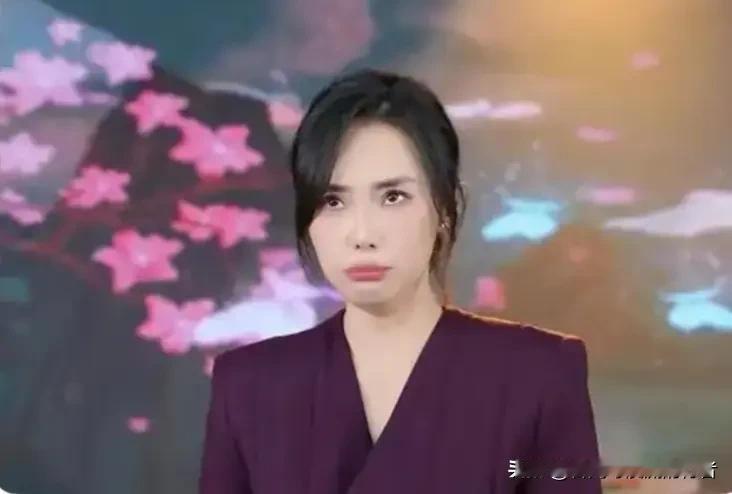 云朵早已卸下“刀郎徒弟”的光环，转而在深夜直播间里走出自己的节奏。唱首歌、聊会儿