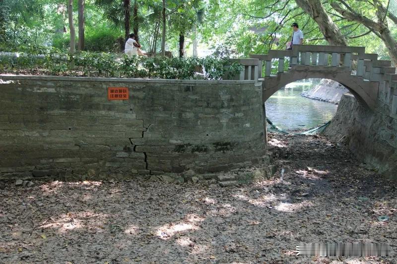 杭州这小区物业退出事件挺闹心。临平一大型住宅区，2021年上海一家上市物业公司入