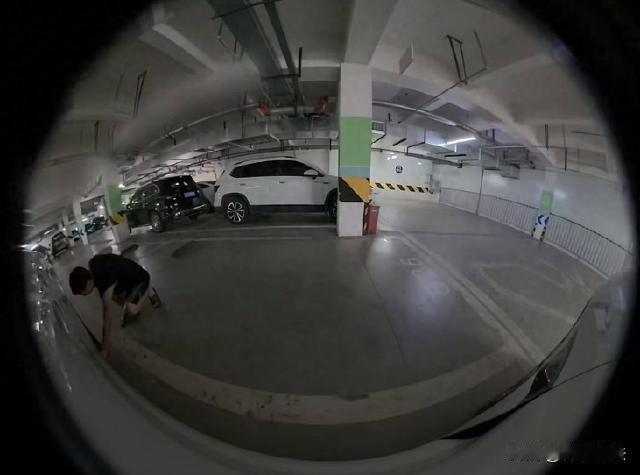 四川成都，男子在车库发现一辆车挡住自己的车了，就提醒对方挪车，结果第二天，他发现