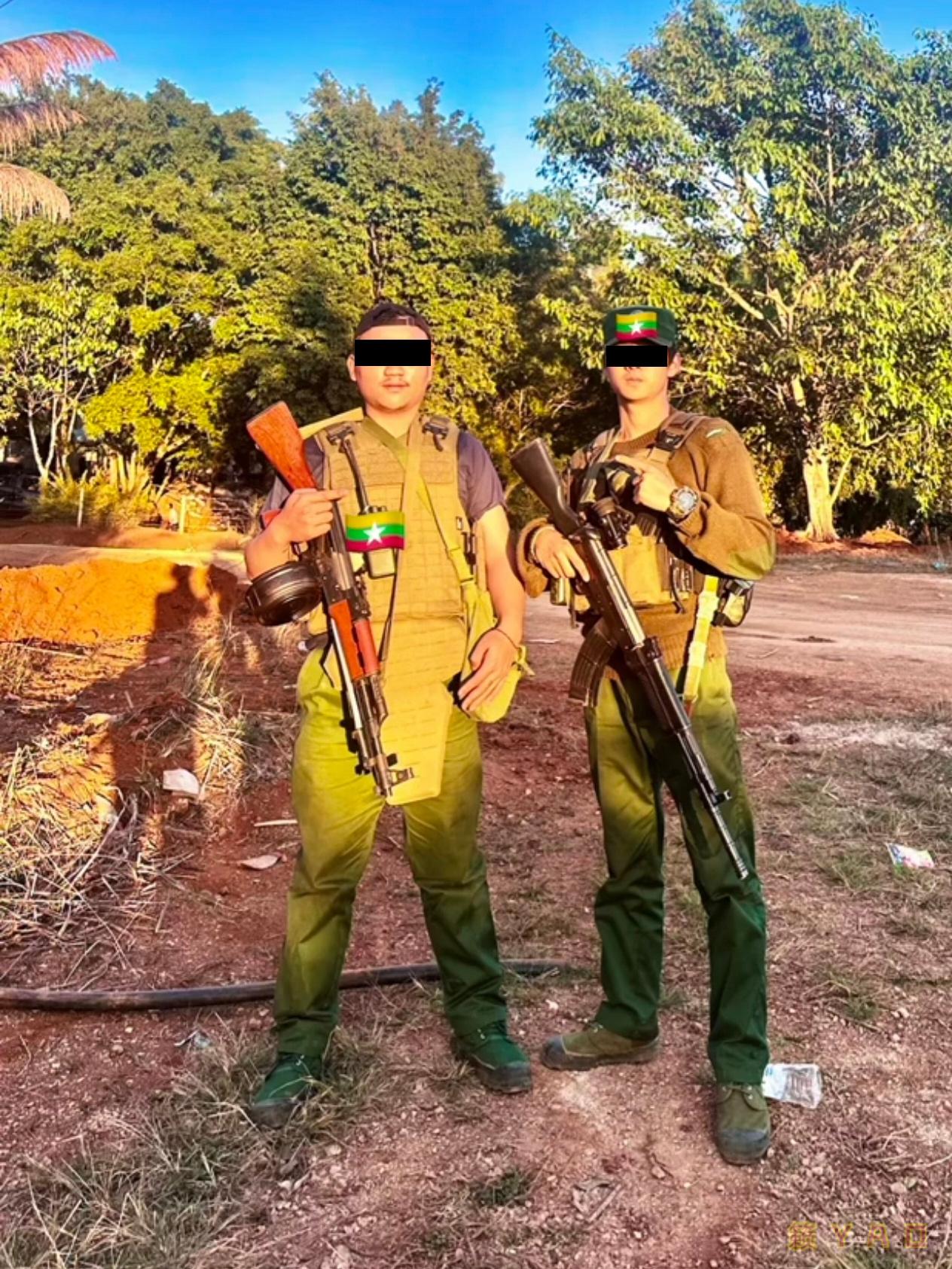 缅北民地武装士兵使用原版81式步枪2倍内红点瞄准镜，神秘的81式步枪瞄准镜，其研