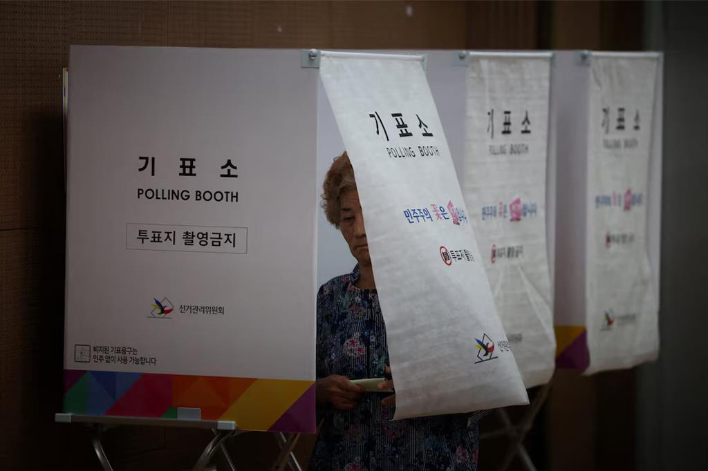 李在明的期中考。韩国3日举行第九届地方选举，投票于当地时间晚间6点结束。这是总