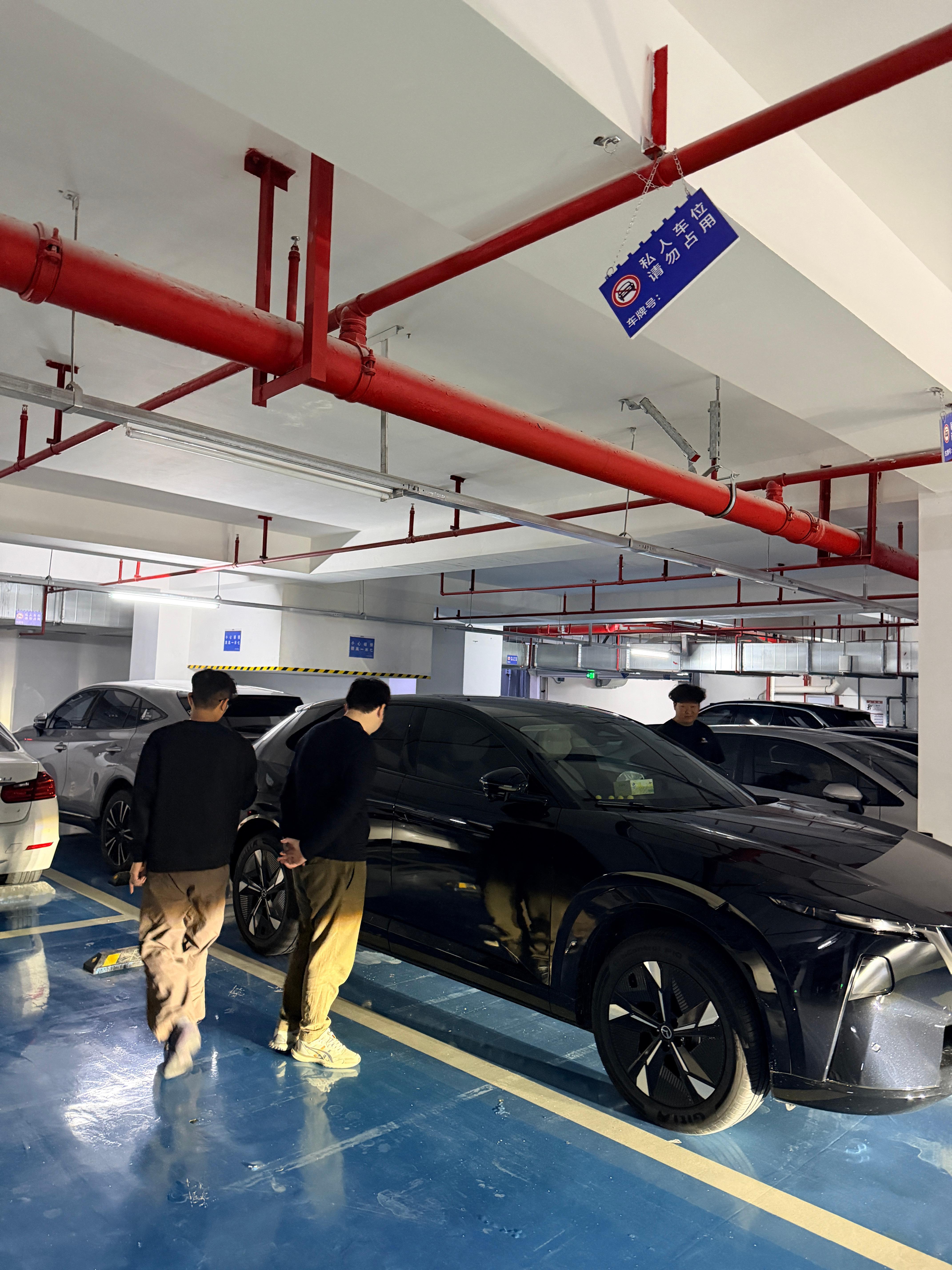 果然男人除了爱钱爱美女，还爱车这三个男人看到想开的车走都走不动了