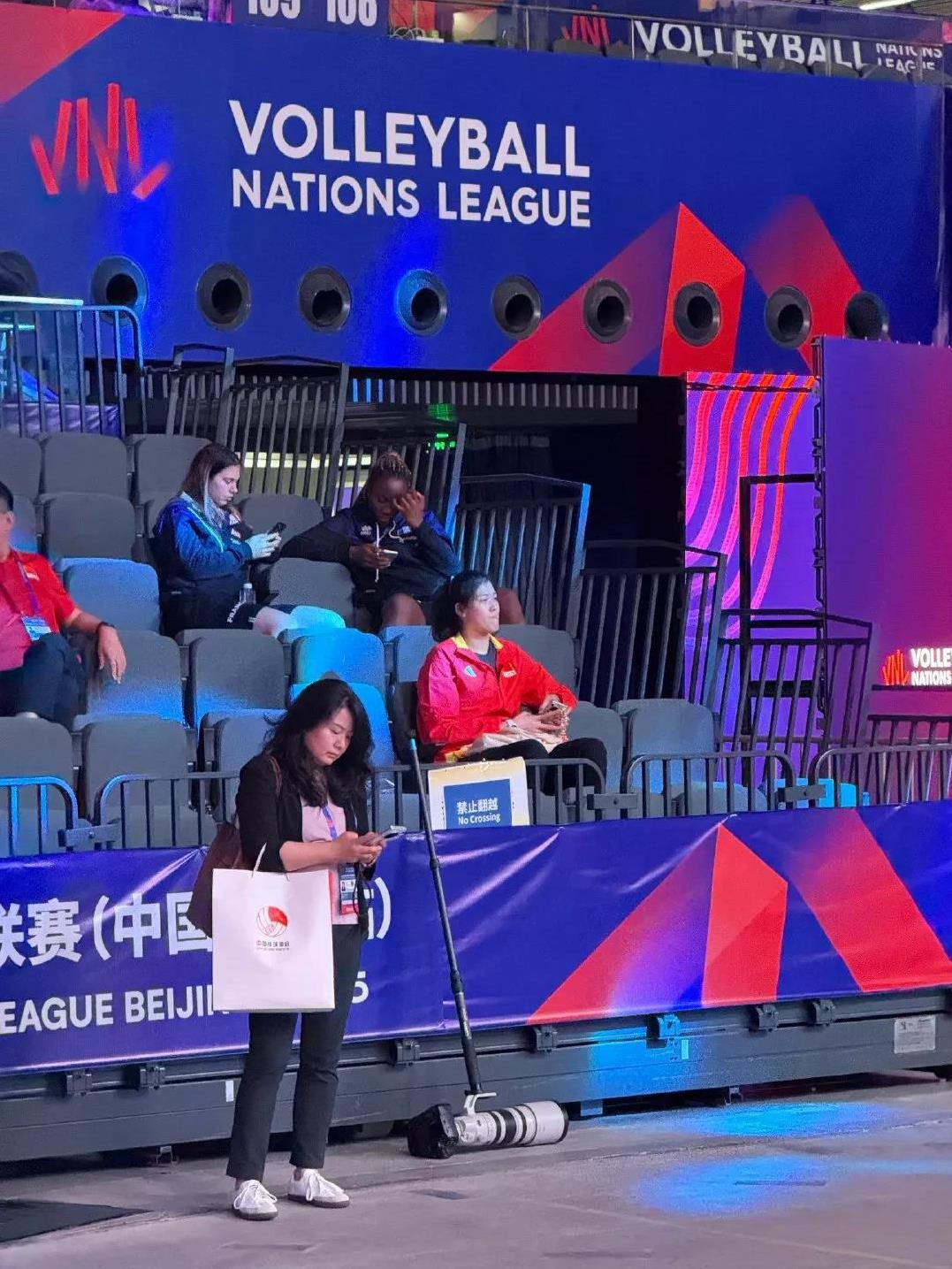 李盈莹出现在世界女排联赛现场，专注观看队友比赛，体现了这支队伍的团结紧密，息息相