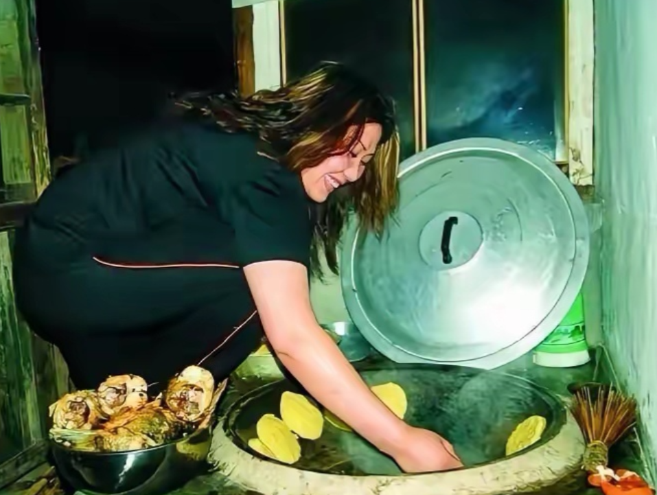 刷到曹云金早年的几张张照片，王慧很年轻，比现在瘦多了，曹云金也很瘦，两人一起烧火