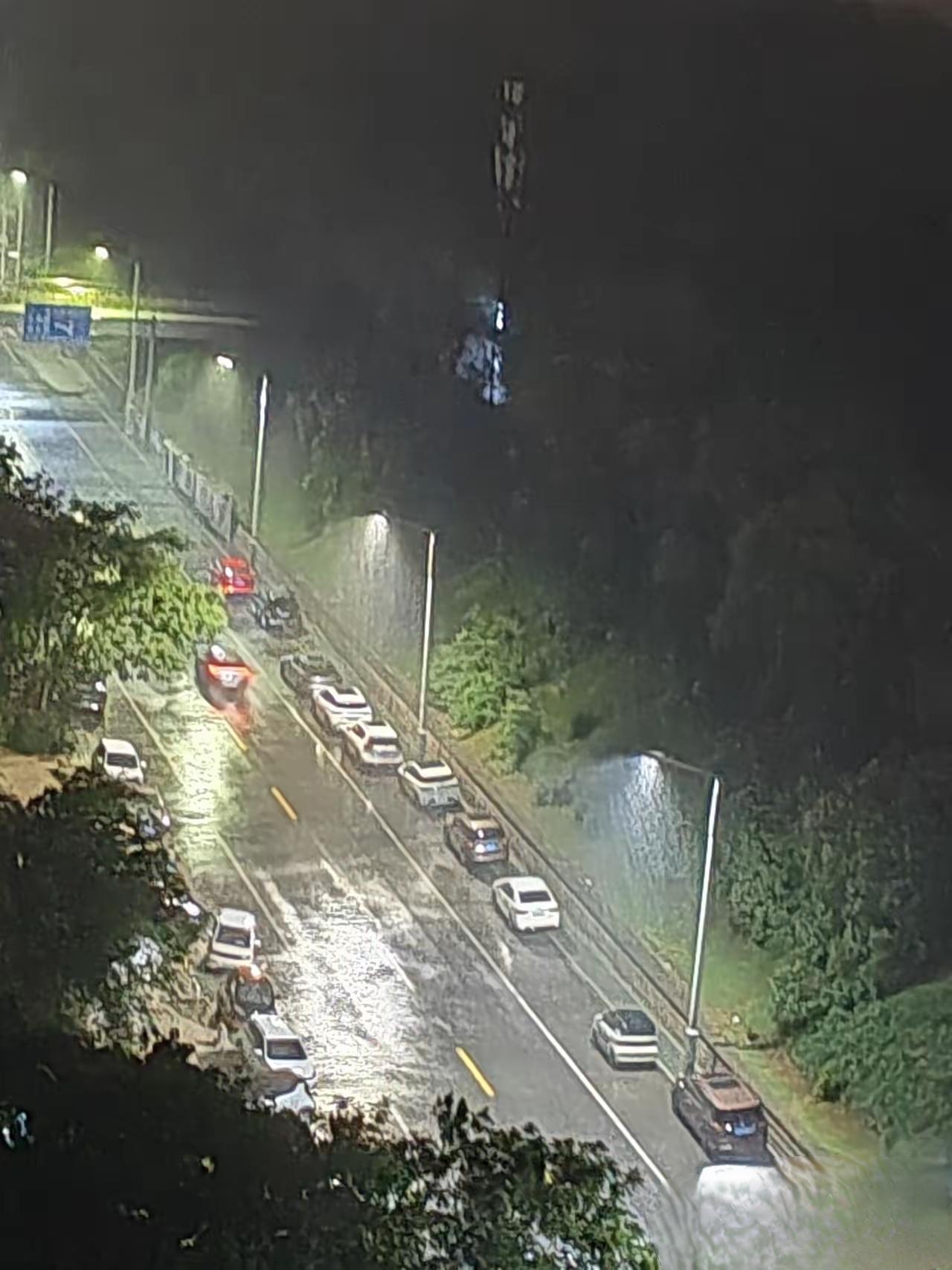 洛阳最大的惊喜就是昨夜的一场大雨，一场突如其来的大雨让整个城市都慌乱起来，没有预