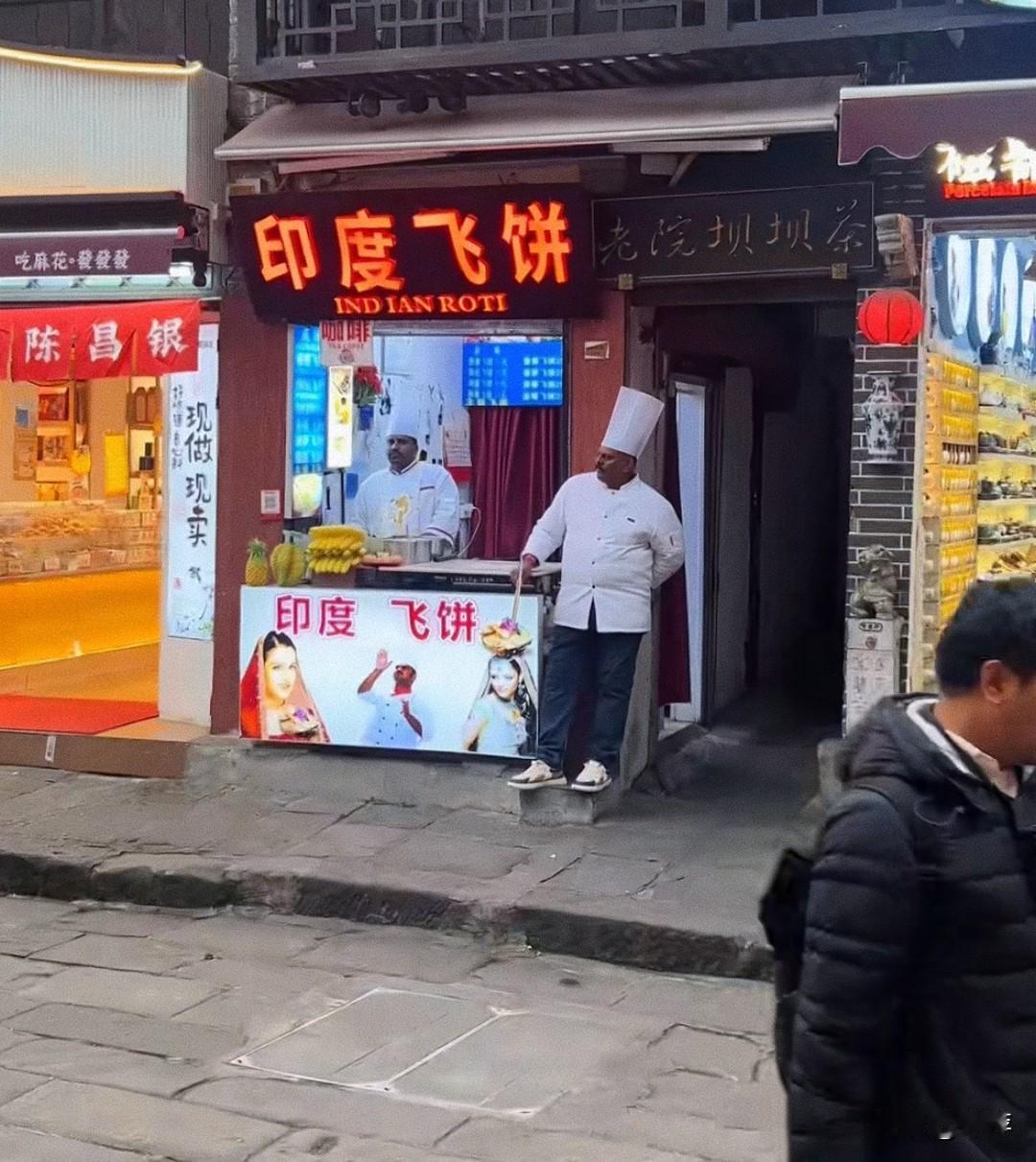印度人来我们这卖他们的特色美食飞饼，可门前太冷清了一天也没有开张。估计他们的方法
